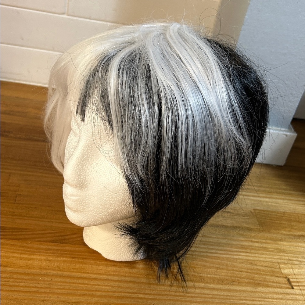 Short Wavy Cruella Deville Wig – Synthetic Black & White wig & DALMATION plushy